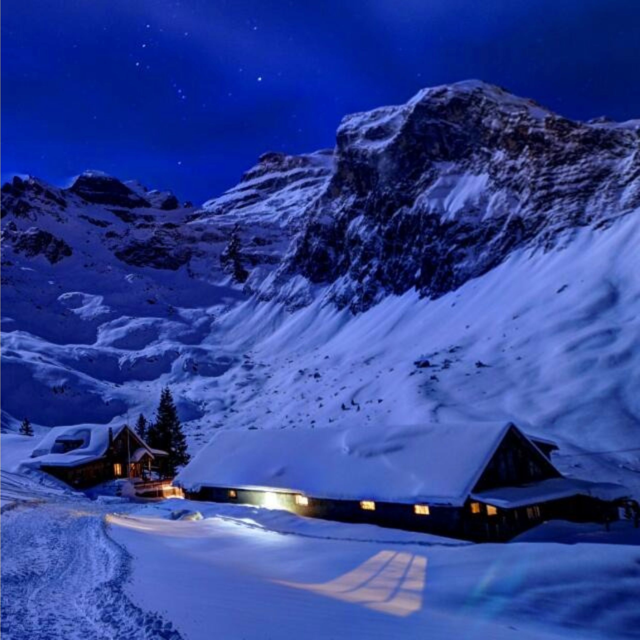 Nachtaufnahme Berghütte Chrüzhütte Winter